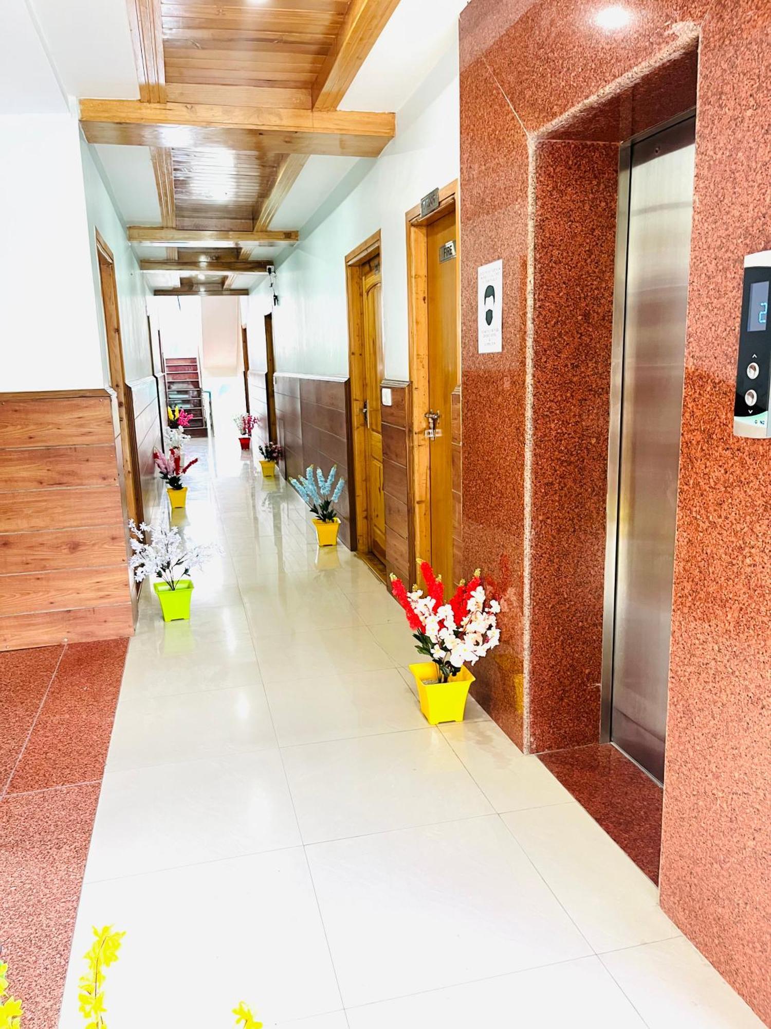 Vista Resort, Manali - ! Near Mall Road !! Hot & Cold Ac Rooms !! Best Selling !! Big Parking !! Luxury Collection !! Open Terrace !! Lift !! Playing Zone !! Property Of The Year ! Exterior foto
